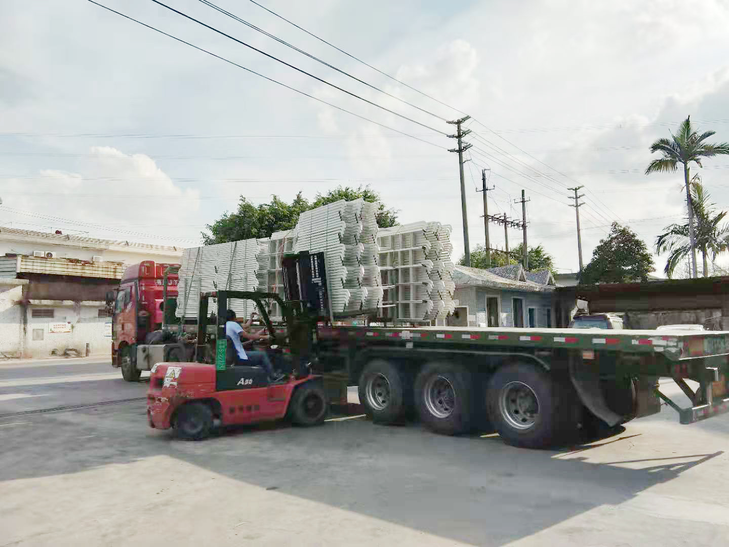 铁床出货的场景