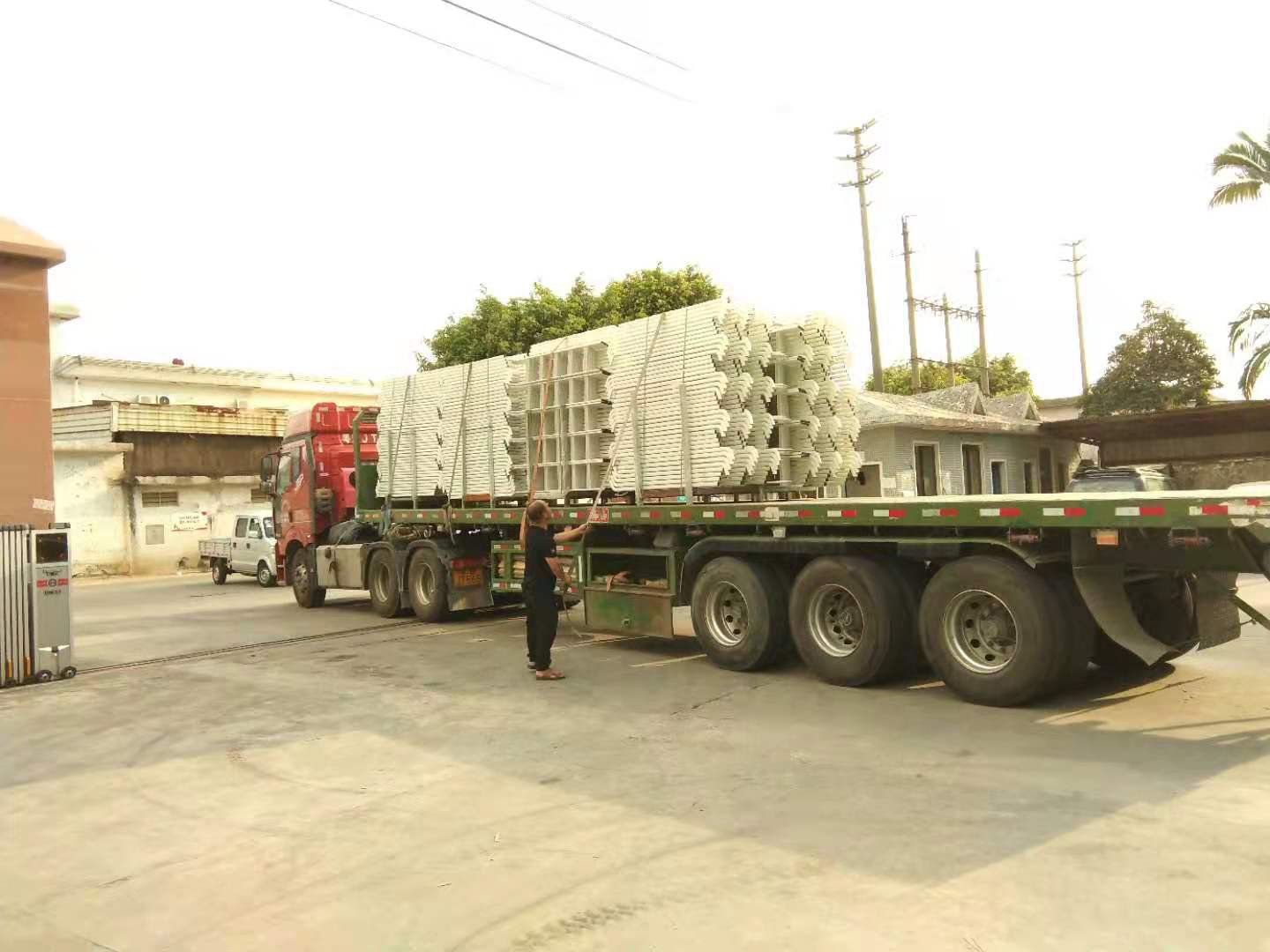 铁床出货的场景