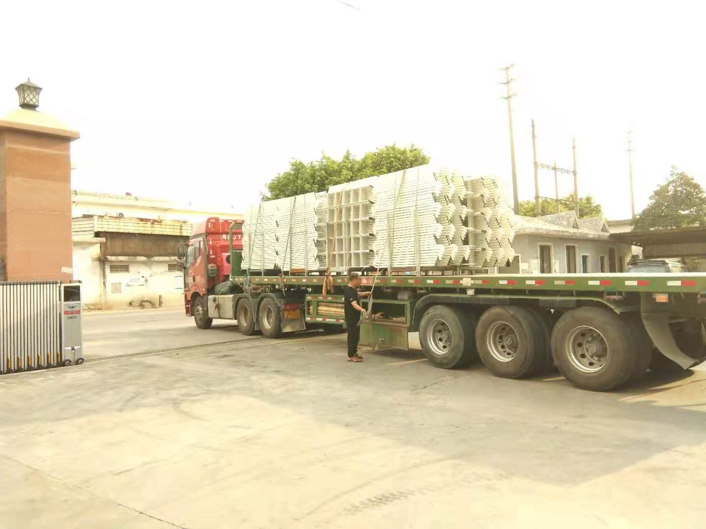 附近上下铺铁床批发哪家好