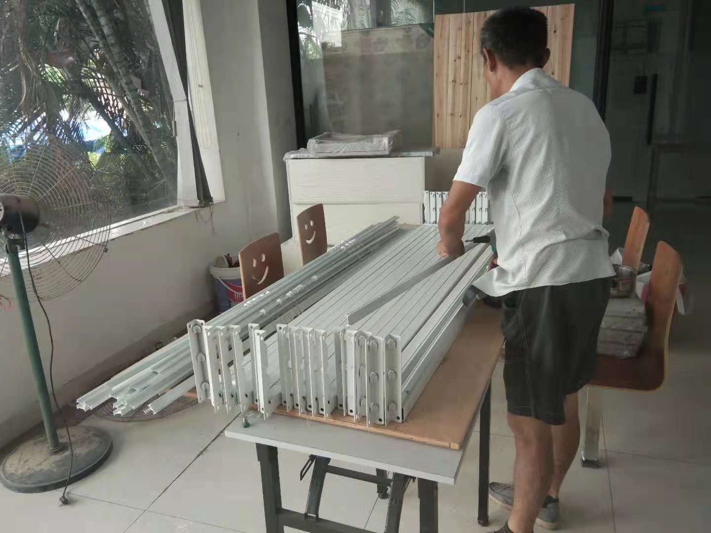 上下铺铁床蚊帐架的安装进行中