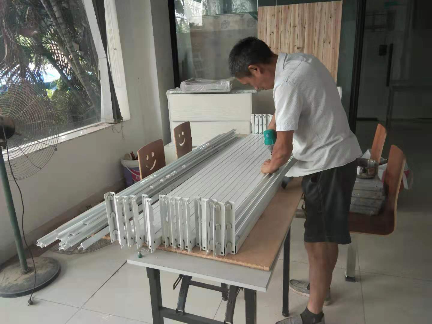 上下铺铁床蚊帐架的安装进行中