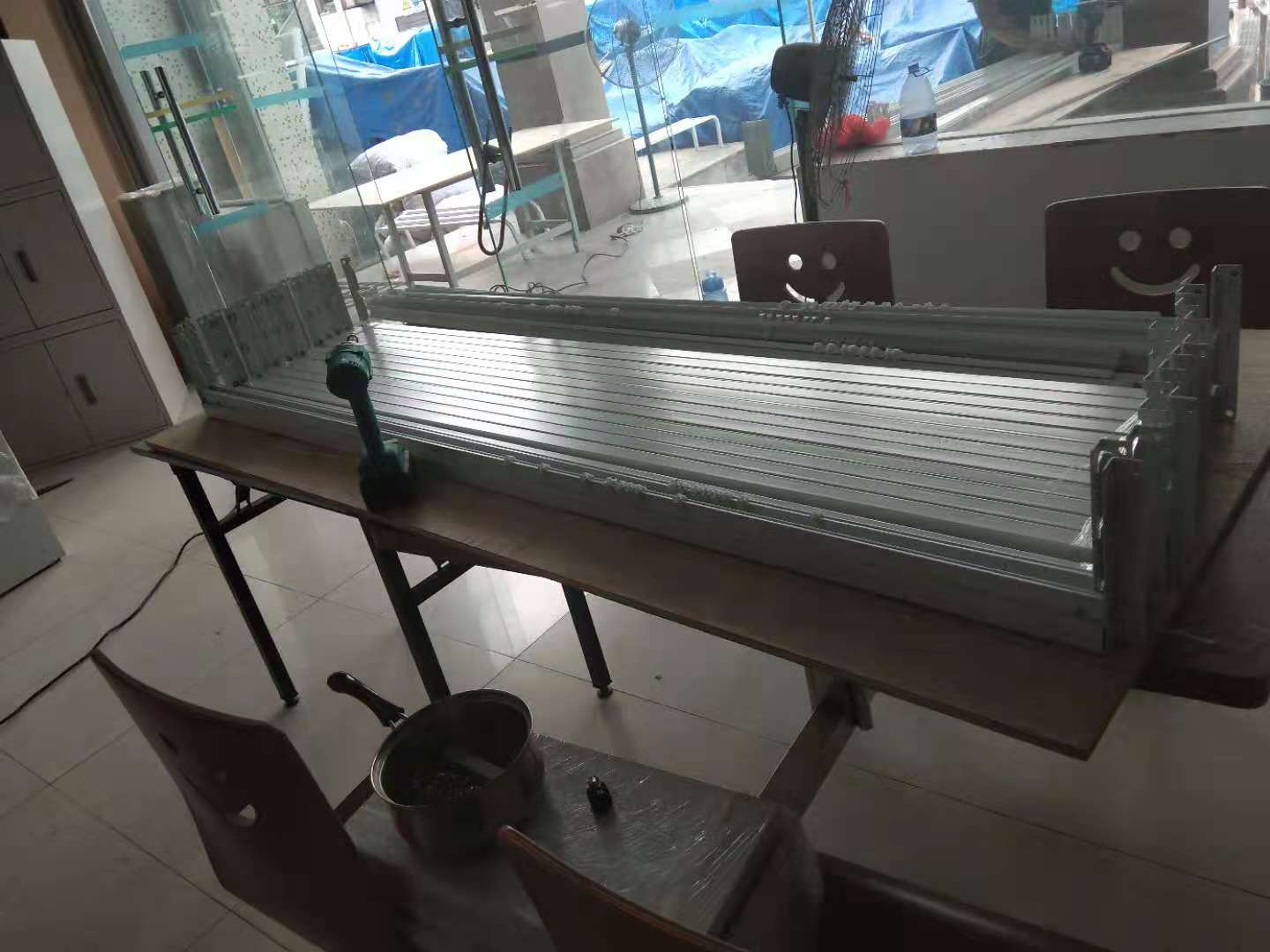 上下铺铁床蚊帐架的安装进行中