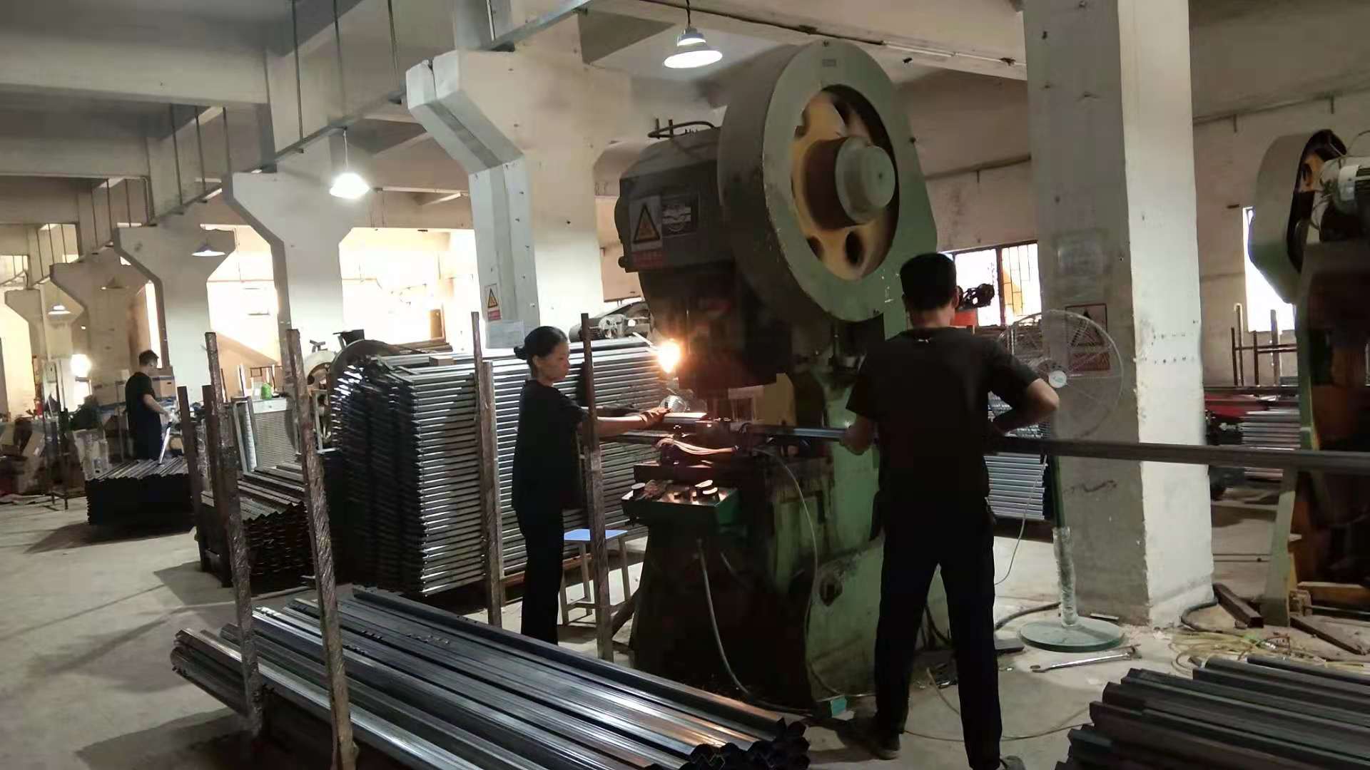带你走进铁床生产厂家看看！