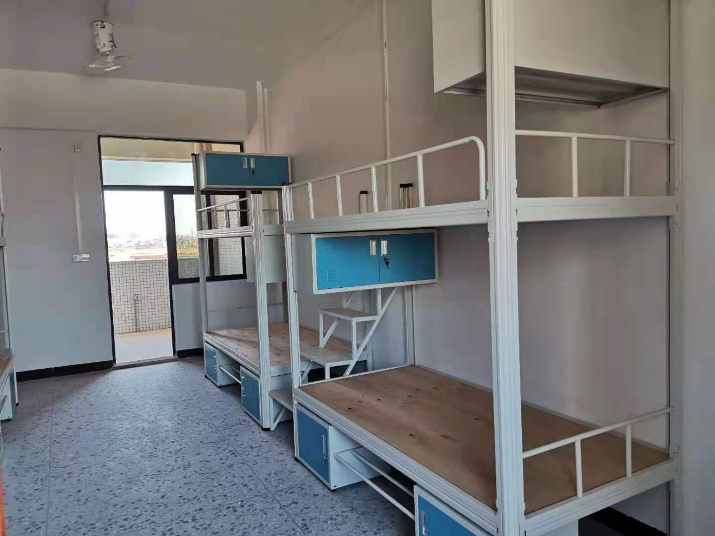 劣质的双层铁床可能会倒塌