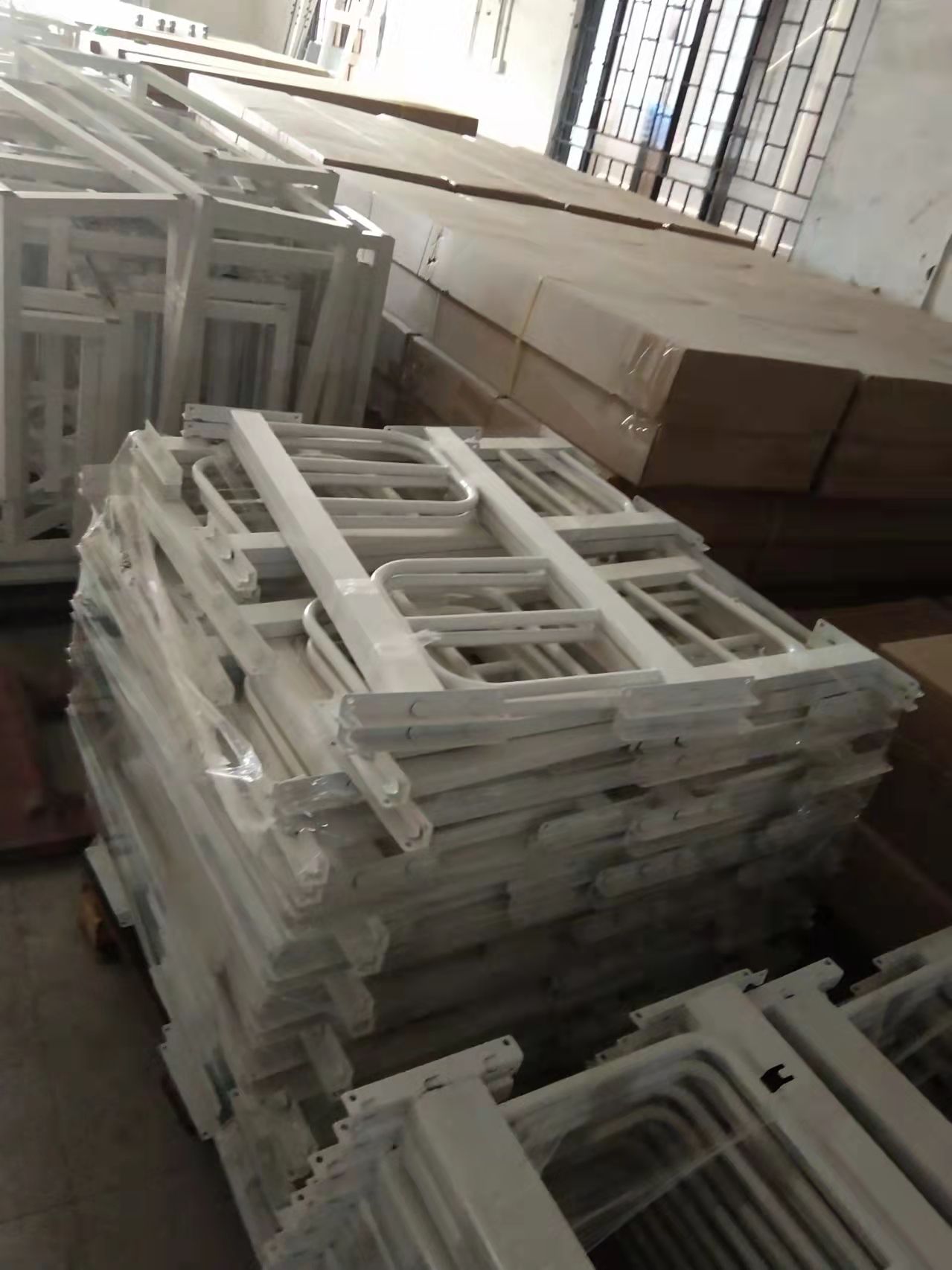 为什么上下铺铁床护栏要做高一些？