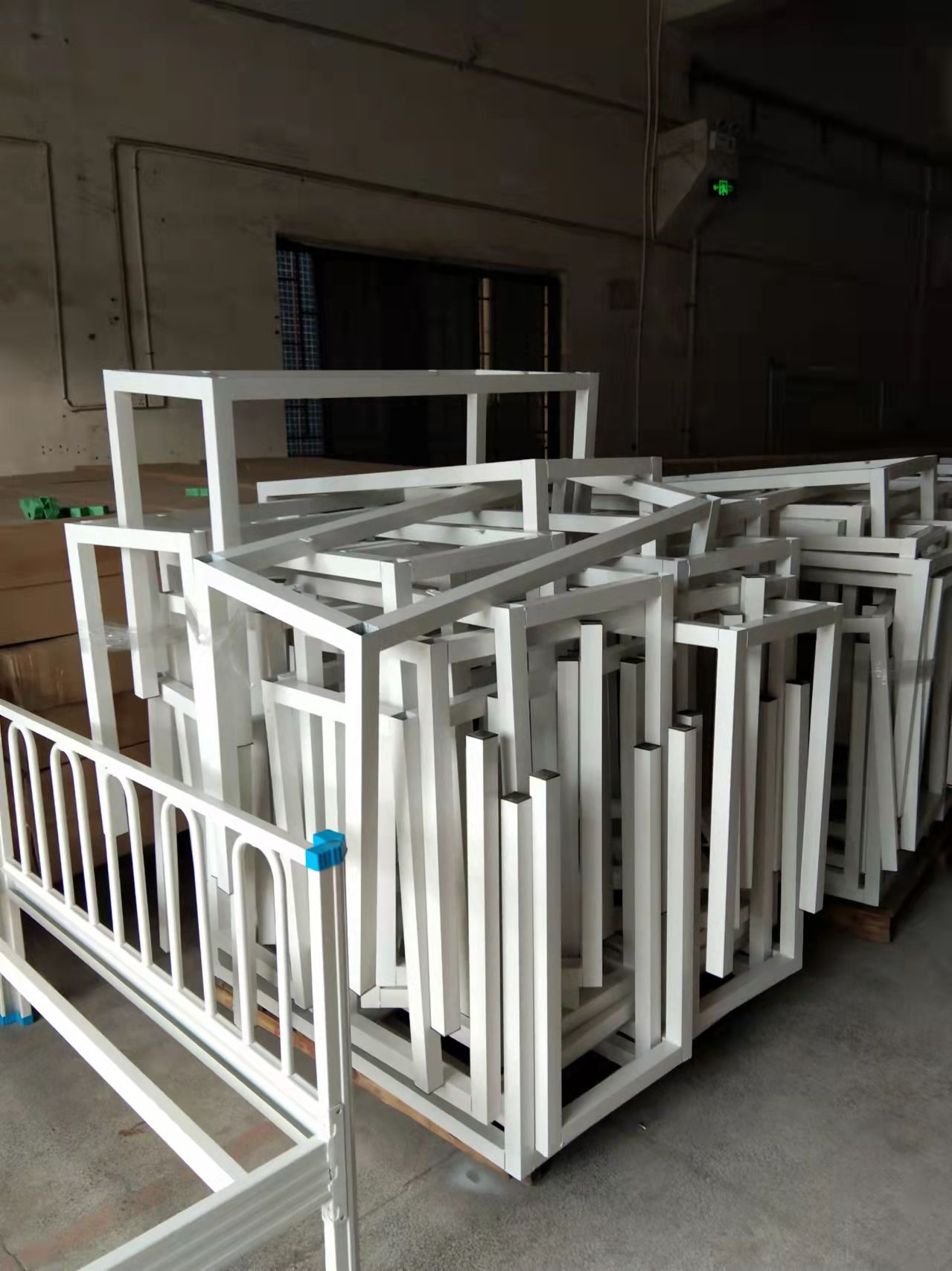 制作双层上下铺铁床的常用材料