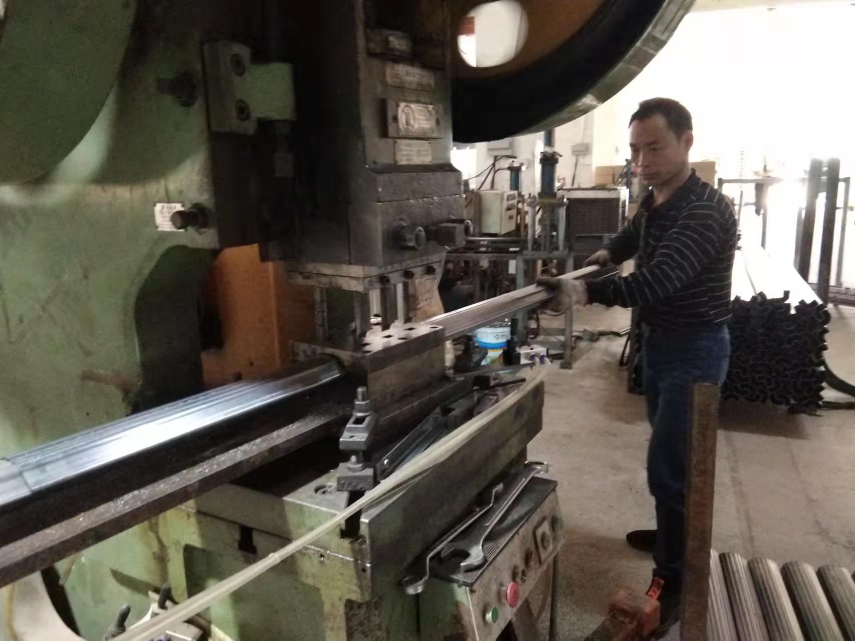 怎样判断铁架床商家是厂家