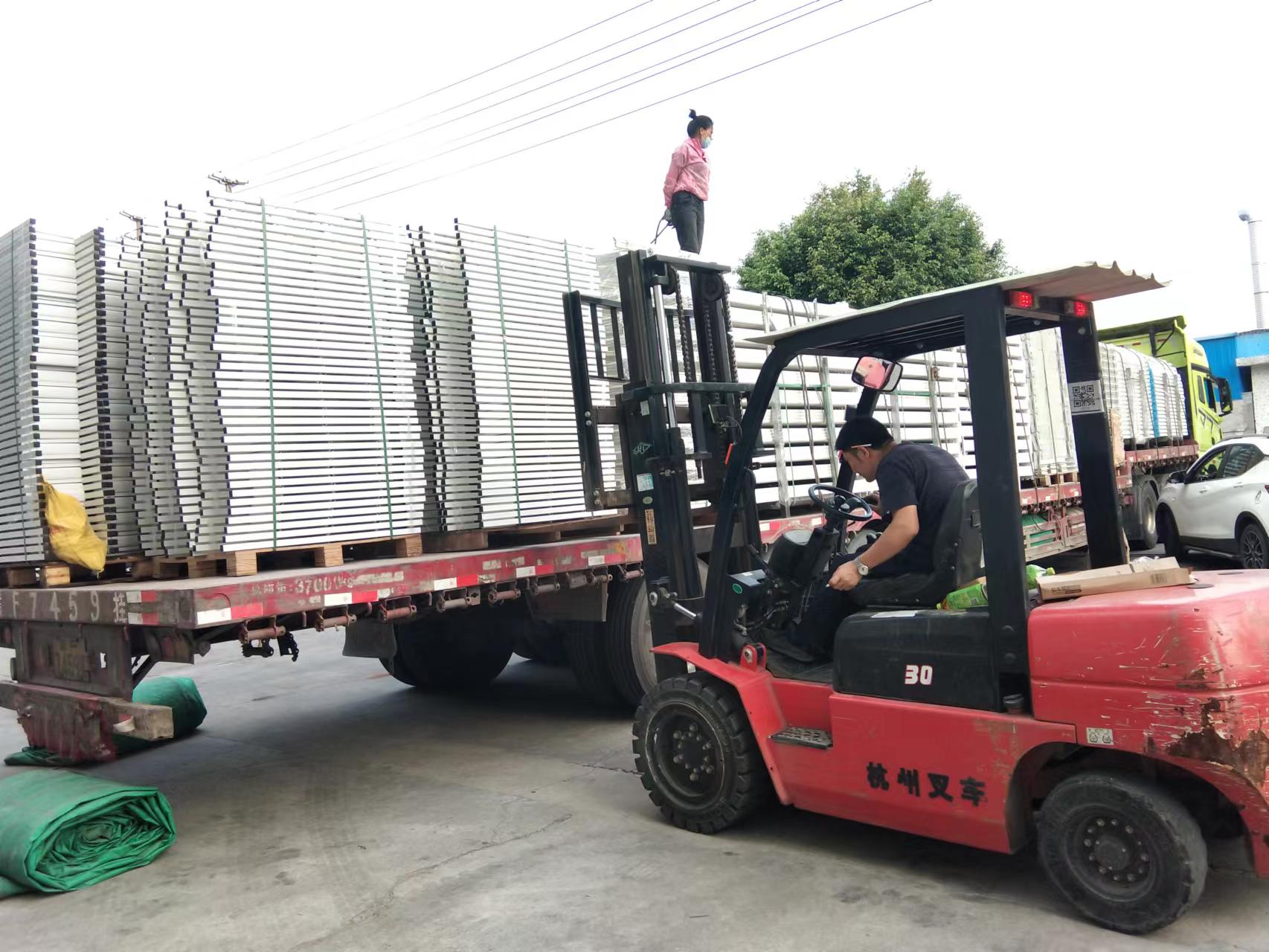 上下铺双层铁架床的发货时间到了！