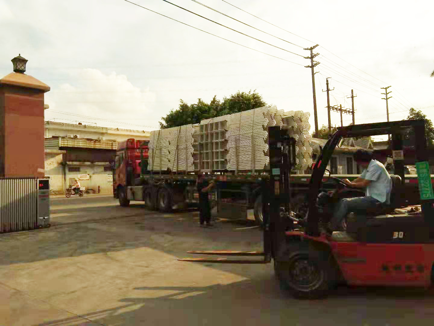 铁架床厂家送货到比亚迪厂区下雨了！