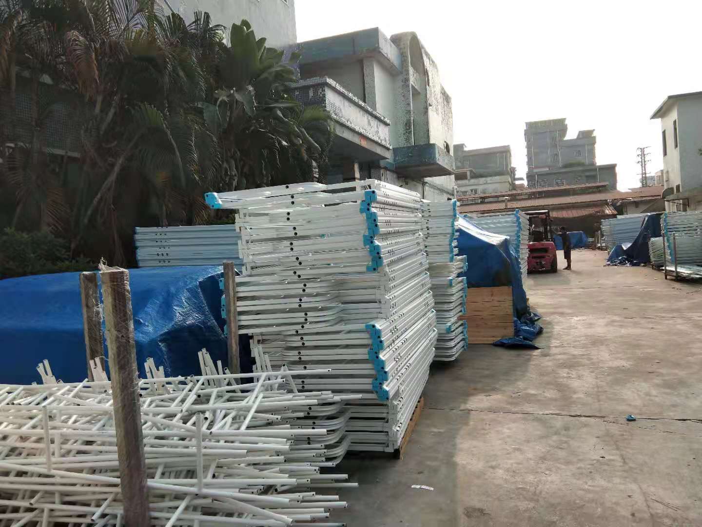 学生公寓床是卡扣好还是螺丝好？