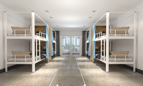 三张双层铁床令学生们惊叹