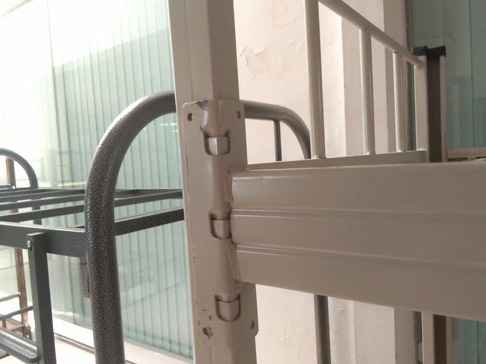 上下铺铁床哪一种连接方式好？