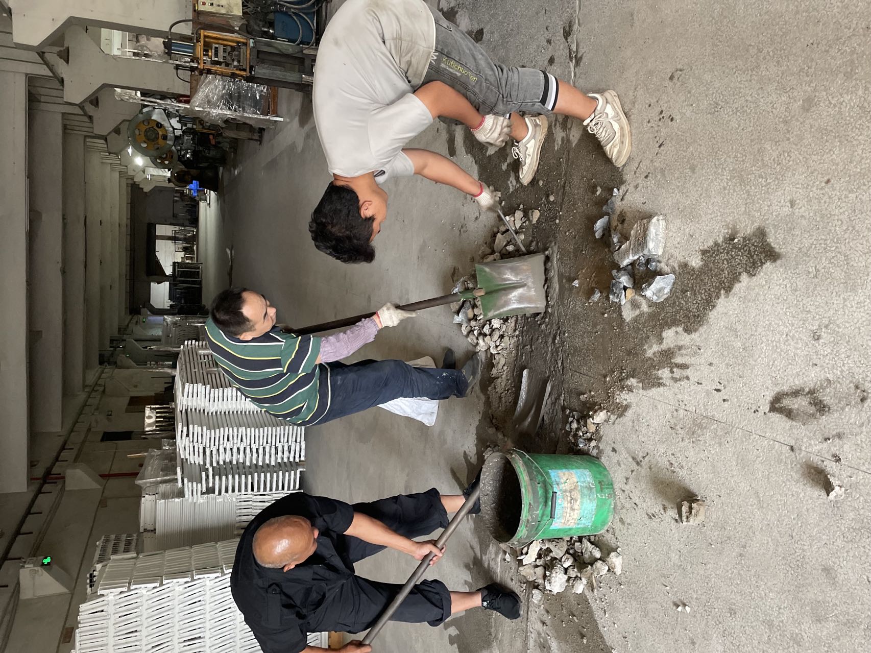 上下铺铁床厂家淡季整顿修理中！