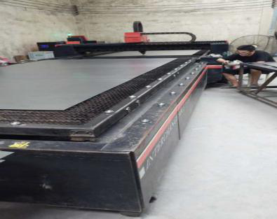 上下铺铁床厂家都有哪些生产设备