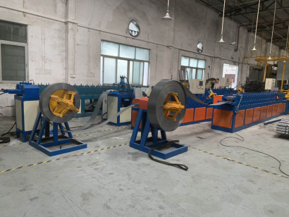 上下铺铁床厂家都有哪些生产设备