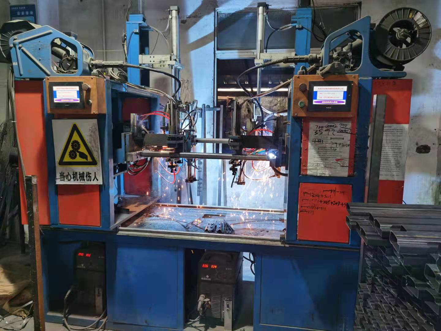 上下铺铁床厂家都有哪些生产设备